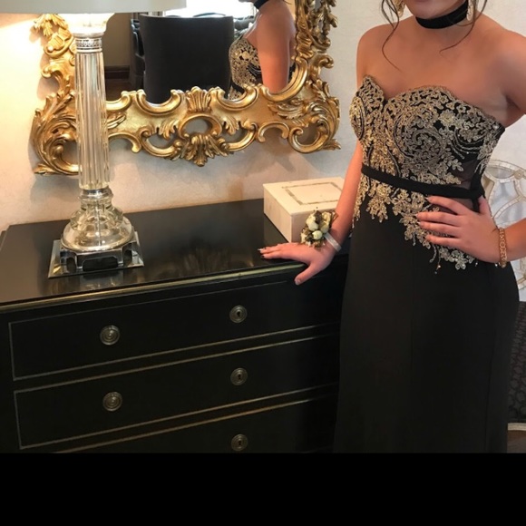 Catchet gold fitted prom dress. - Picture 2 of 5